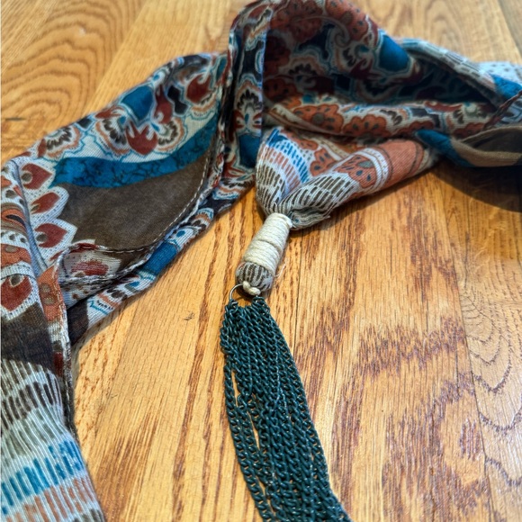 Unbranded silky scarf with colored metal detail - Picture 3 of 3